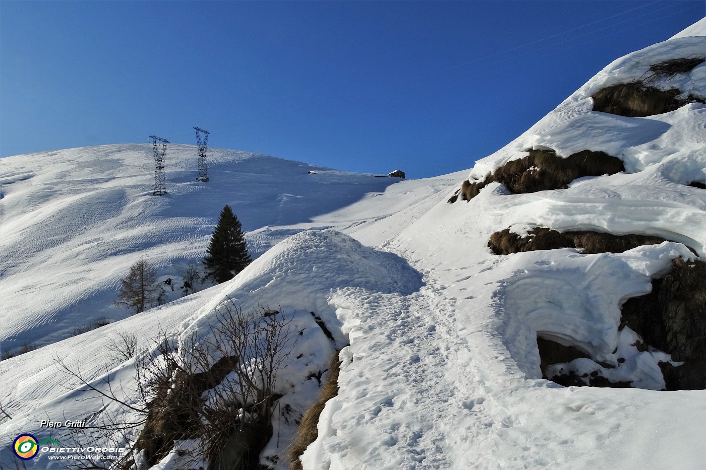 22 In decisa salita pestando neve alla Casera Alpe Aga.JPG -                                